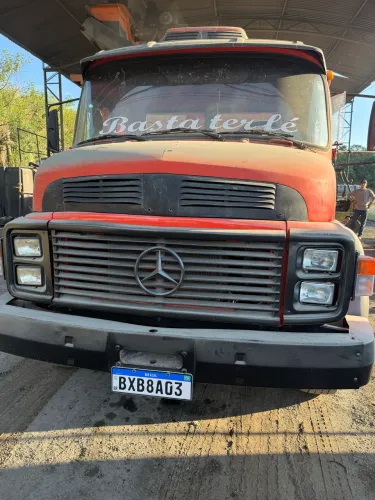 Mercedes 1313 basculante 
