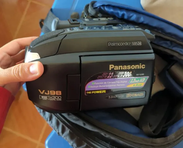 Panasonic Palmcorder VHS-C VJ98