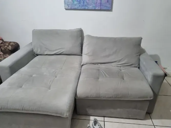 Sofá cinza retrátil.