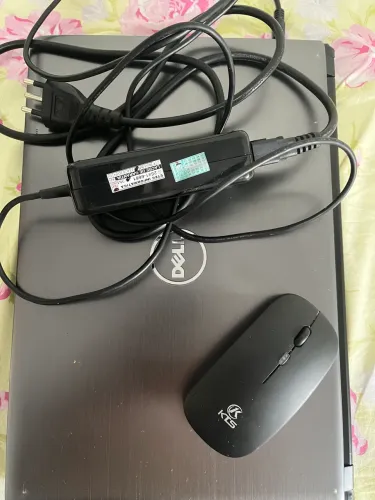 Notebook Dell em perfeito estado. Acompanha carregador e mause sem fio.