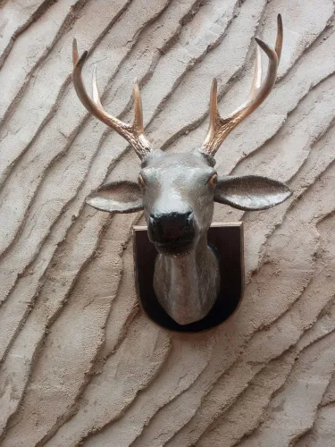 Cabeça de veado em resina e fibra de vidro