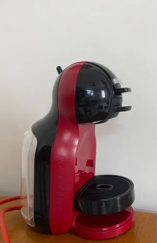 Cafeteira Dolce Gusto Mini Me Vermelha e Preta