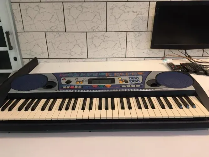 Teclado Musical Yamaha PSR-260 (Para Conserto ou Retirada de Peças)