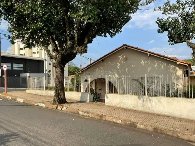 Locação de Casas / Padrão na cidade de Araraquara