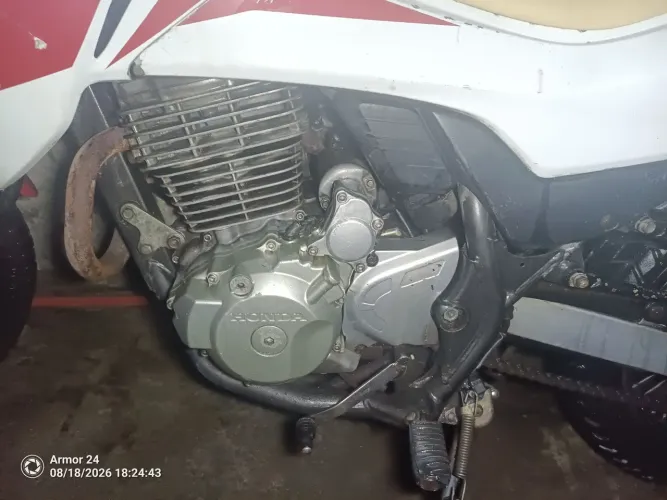 Moto está boa com. Avarias. Na pintura só moto está boa. Só enteresados