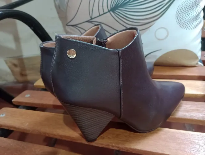Bota feminina Vezano,semi nova número 35