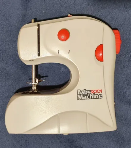 Mini Máquina de Costura Baby Machine