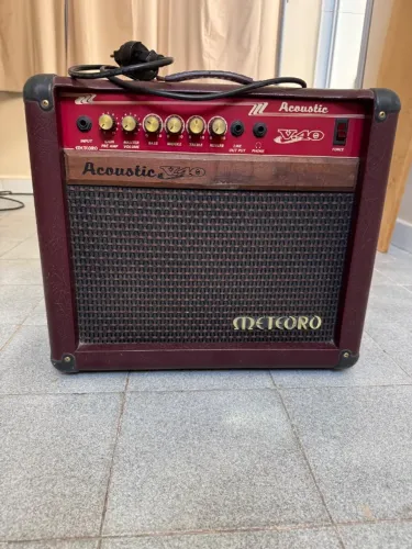 Cubo para violão, acústico V40 marca Meteoro.