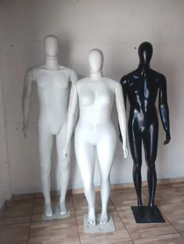 Manequim de roupas masculina e feminina 