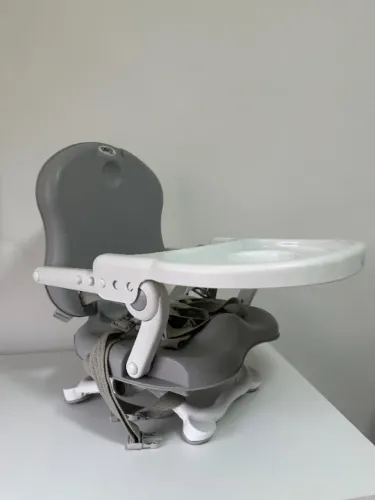 Caadeira infantil para bebes, sobre a cadeira e sobre a mesa
