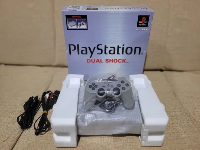 Ps1 fat Japonês (SCPH-7000) 220v SERIAL BATENDO para colecionador (desbloqueado)