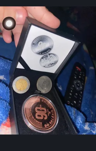 Uma moeda de bronze, e duas antigas