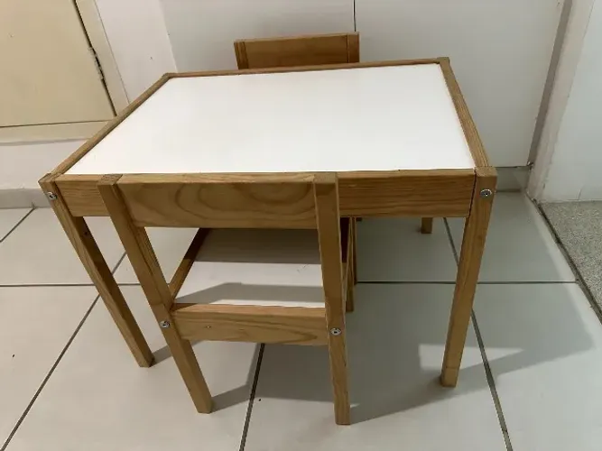 Ikea lätt mesa para criança com 2 cadeiras
