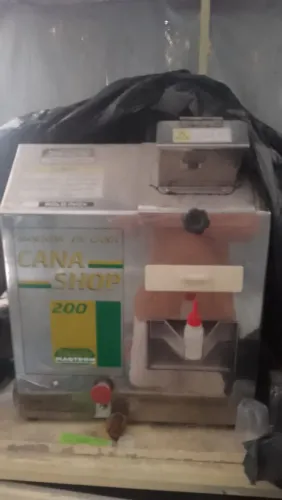 Moenda Máquina de moer Caldo de Cana elétrica com rolo em inox 200l/hora
