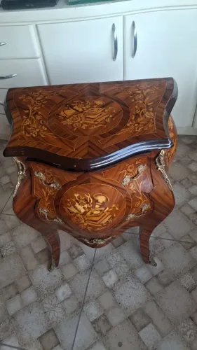 Cômoda Bombe Antiga