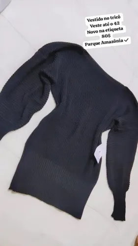 Vestido de tricô novo na etiqueta