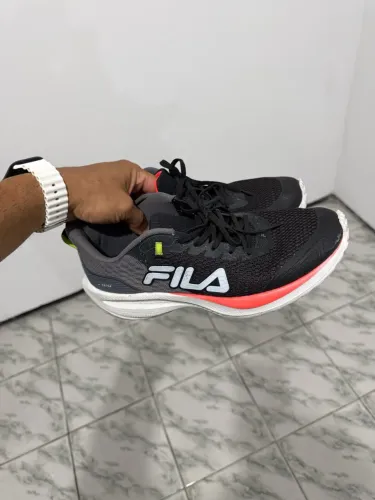 Tênis de corrida fila