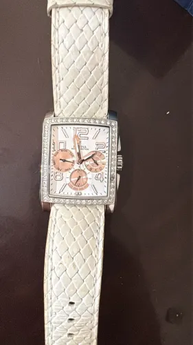relógio Festina feminino com caixa quadrada de aço e cristais, e pulseira de couro branco