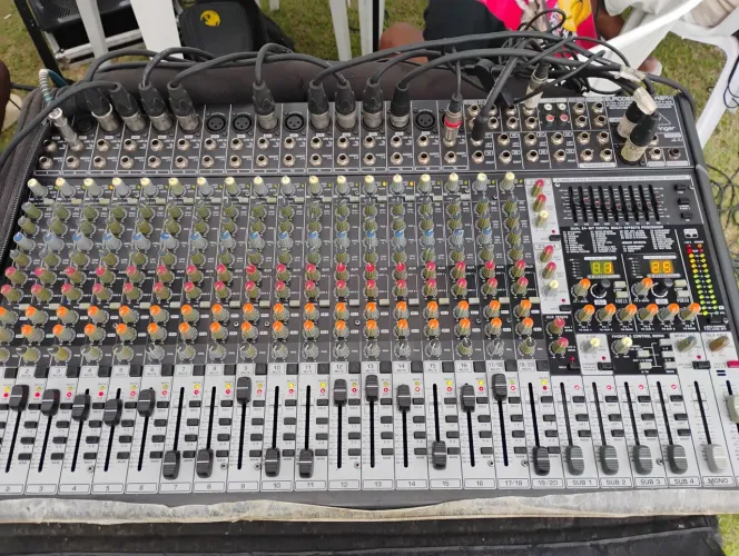 Mesa de som Behringer 24 canais