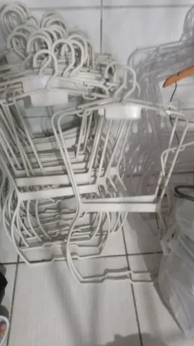 Cabides corpo todo " branco " e de "acrílico "