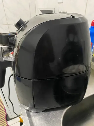 air fryer 1 ano e meio de uso, único defeito: a gaveta não ta fechando direito