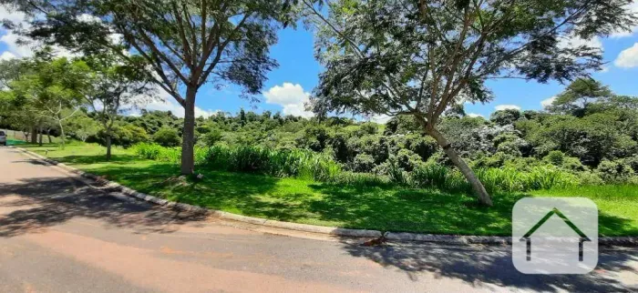 Terreno em localização privilegiada com 1642 m2 por R$ 825.000, no Condomínio Fazenda Dona