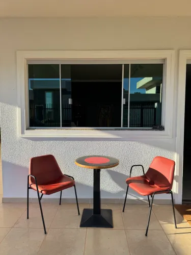 Conjunto mesa e 2 cadeiras, acervo original do bar do Hotel Nacional