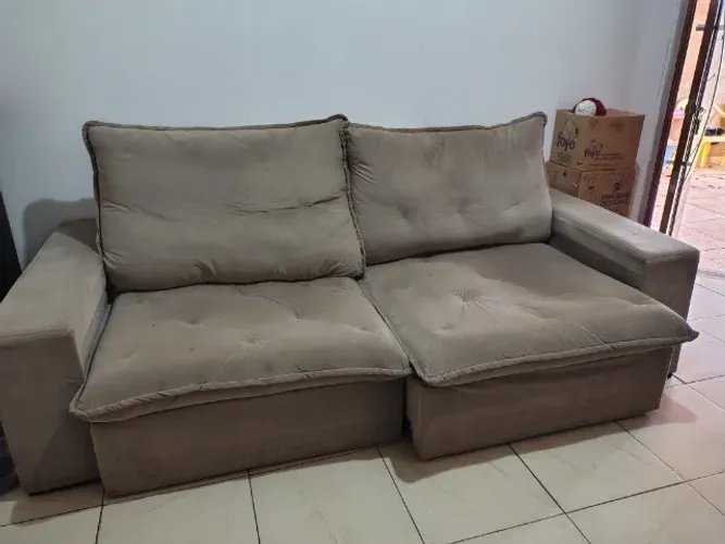 Sofá Retrátil Semi novo . Cor bege .