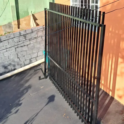 Portão de correr com roldana e batedor larg 2.50 altura 2.00 m valor 900.00
