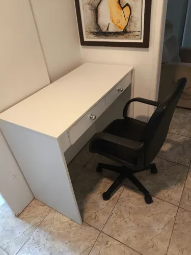 Mesa de estudo com cadeira