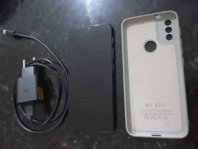 CELULAR MOTOROLA E20 COM CAPINHA E BATERIA