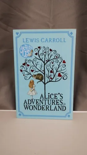 Livro Alice in Wonderland ( Alice no país das maravilhas) em Inglês - Macmillan
