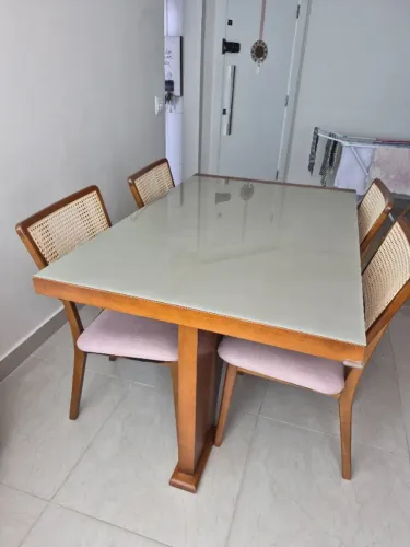 Mesa de jantar. Madeira imbuia. Tampo de vidro no tom cappucino. 1,40m por 0,90m