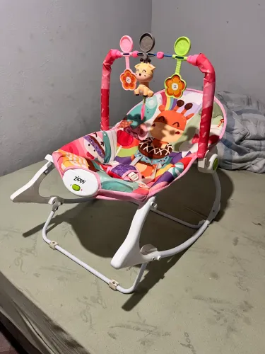 Cadeira de descanso Zippy usado 1 vez somente, com música, vibração, parado ou balanço