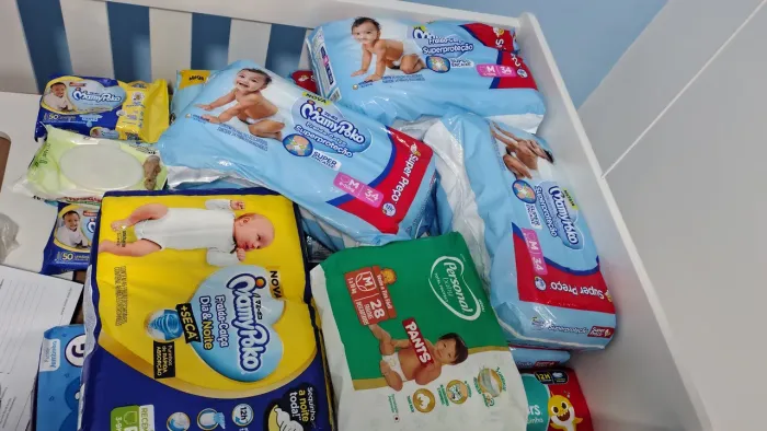 Fraldas (10 pacotes M, 2 P e 1 G, um total de 400 fraldas.