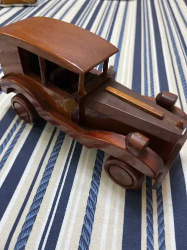 Mini carro antigo em madeira miniatura
