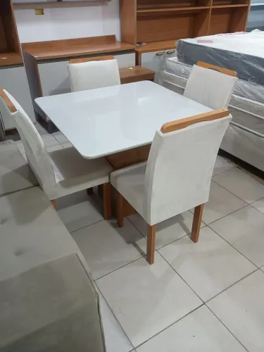 Mesa Laqueada Luxo com 04 cadeiras alcochoadas 
