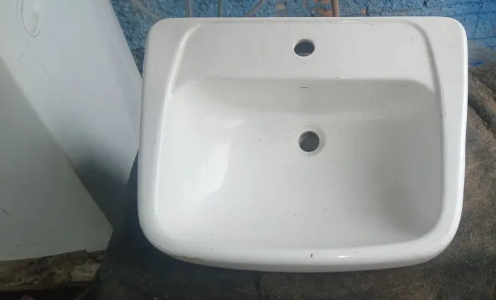 Pia de banheiro com pedestal. 