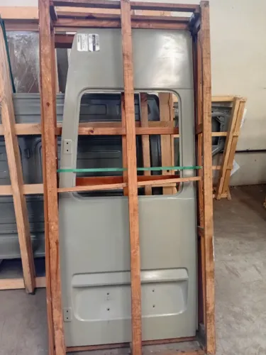 Porta traseira esquerda (com janela) para a van Mercedes-Benz Sprinter de primeira geração