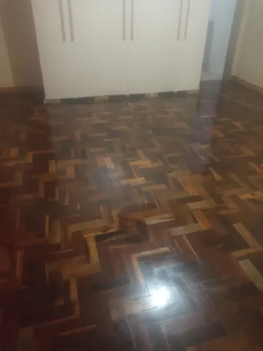 Lixamento e polimento de pisos de madeira 