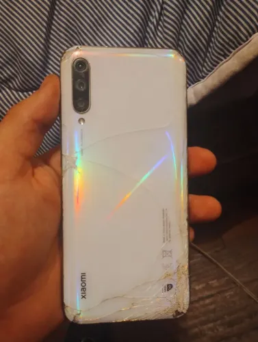 Xiaomi mi a 3   alguns quebradinho mais não afeta em nada da pra usar normalmente