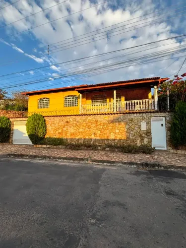 Casa espaçosa a venda em bairro de alto padrão