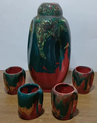 Jarra artesanal de cerâmica com 4 copos