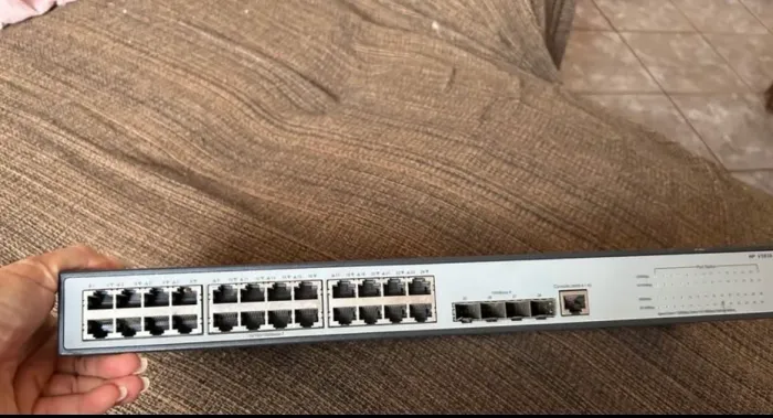Switch HP v1910 24G Je006a R$160