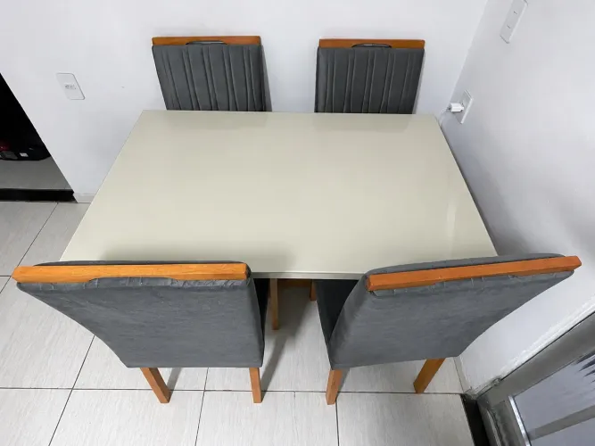 Mesa de jantar 4 cadeiras