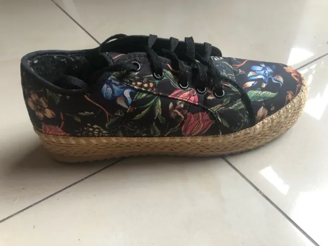 Tênis Plataforma com estampa Floral e acabamento com cordas trabalhada 36/37. 