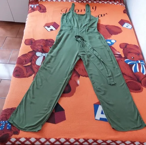 Macacão longo no tecido viscose. 