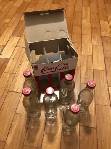 Caixa com 6 garrafas históricas da Coca Cola