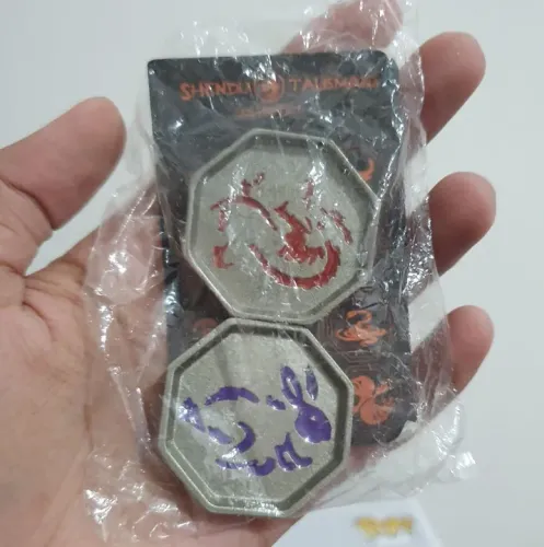 Kit com dois talismãs Jackie Chan