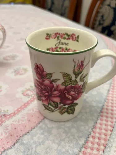 Caneca porcelana June MARAVILHOSA